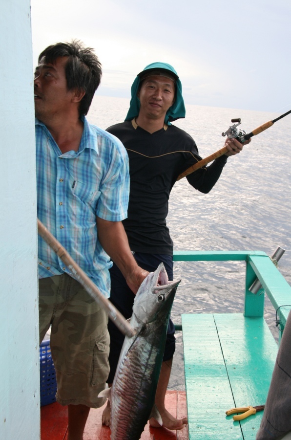  [center]หัวเรือมีปลากินป่าว จะมีใครมาเอาปลาไปลงตู้หน่อย[/center]