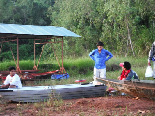 ส่วนน้าต้นกำลังเอาเรือลงน้ำครับ
ลำนี้พึ่งมาห้วยแร้งครั้งแรกครับ
และกลับก่อนพวกผม
 :cheer: :cheer: