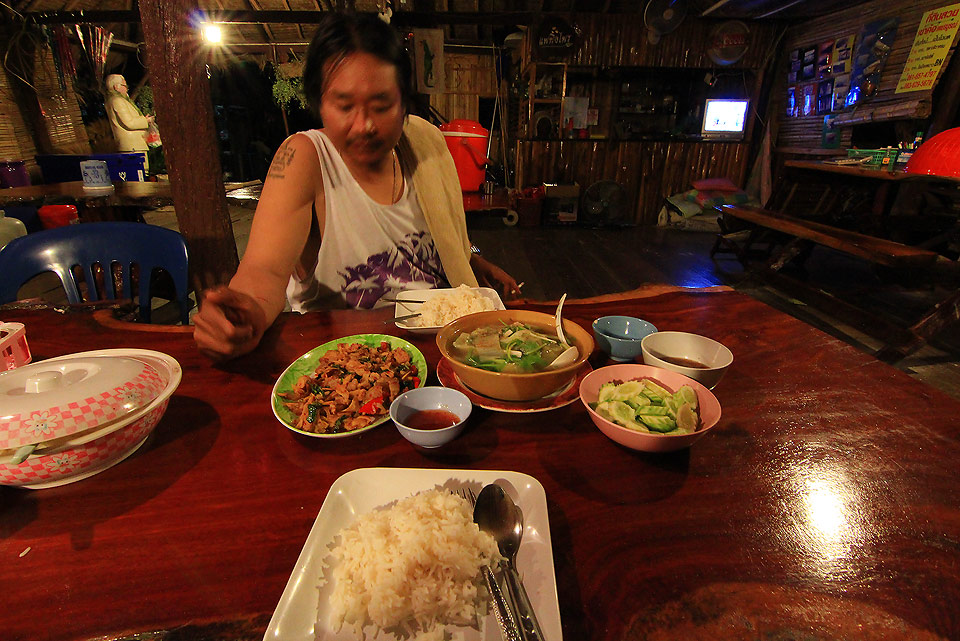  [b]++กับข้าว..วันนี้ง่ายๆครับ..หมูป่าผัดเผ็ดใส่หน่อไม่ดอง+ต้มยำปลาช่อน+แกงจืด[/b] :grin: :grin: