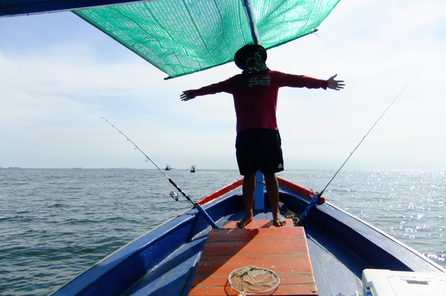  [b]หุ่นไล่ปลา เอ้ย!!ไล่กา หน้าเรือ[/b] :laughing: