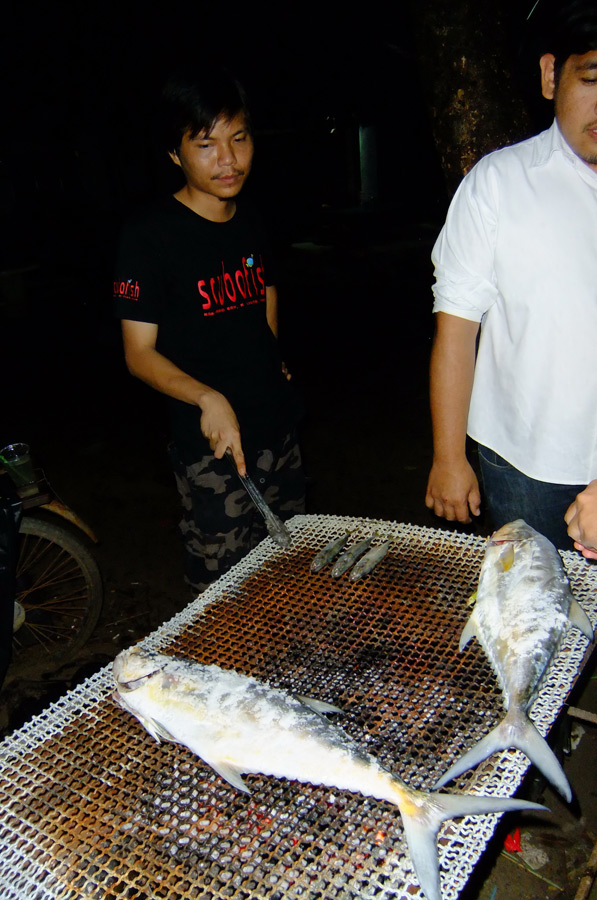  [b]ทีมงานเตาเผา เหมือนเปิดร้านประมงซีฟู๊ดขนาดย่อม[/b] :laughing: :cool: