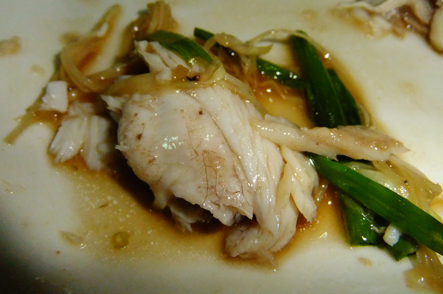  [b]ชิ้นนี้ก็จัดเป็นส่วนที่อร่อยส่วนหนึ่งเหมือนกัน เป็นส่วนอกหรือใต้ครีบอก [/b] :umh: