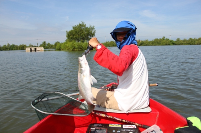 โดนบ้าง กัดปลายาง bassproshop สีเขียวมีกากเพชร