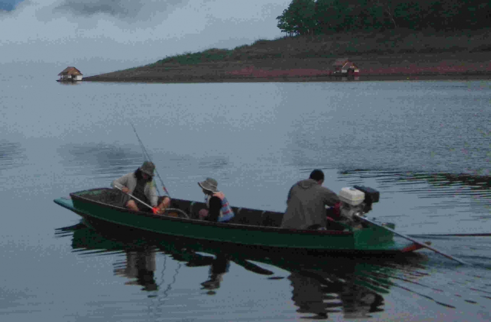  หกโมงเช้า เรือมารับ ออกตีปลา จิบ เขื่อนศรี๚ เยส เยส  :grin: :grin: :grin: :grin: :grin: :grin: :gri