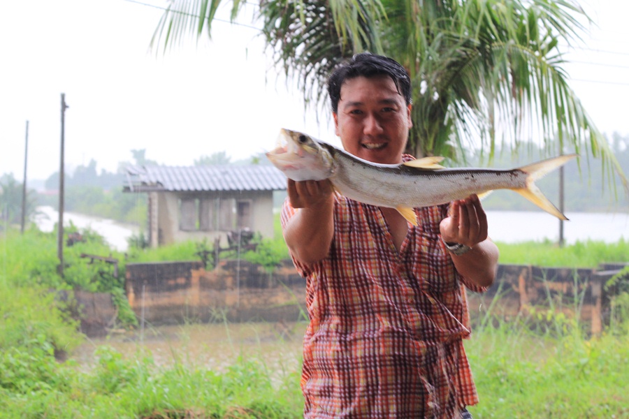 
  :grin: [b] เปียกเป็นอาทิตย์ที่สามติดต่อกัน  จนได้[/b]   :laughing: :laughing: :laughing:
