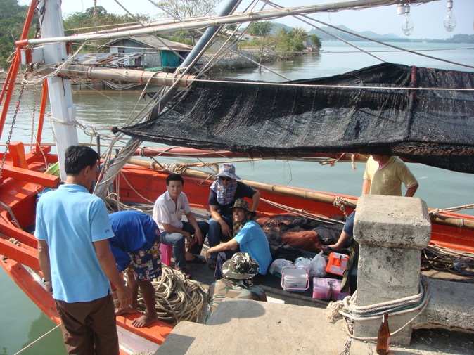 
ขนของลงเรือ เตรียมหย่อนเบ็ด
