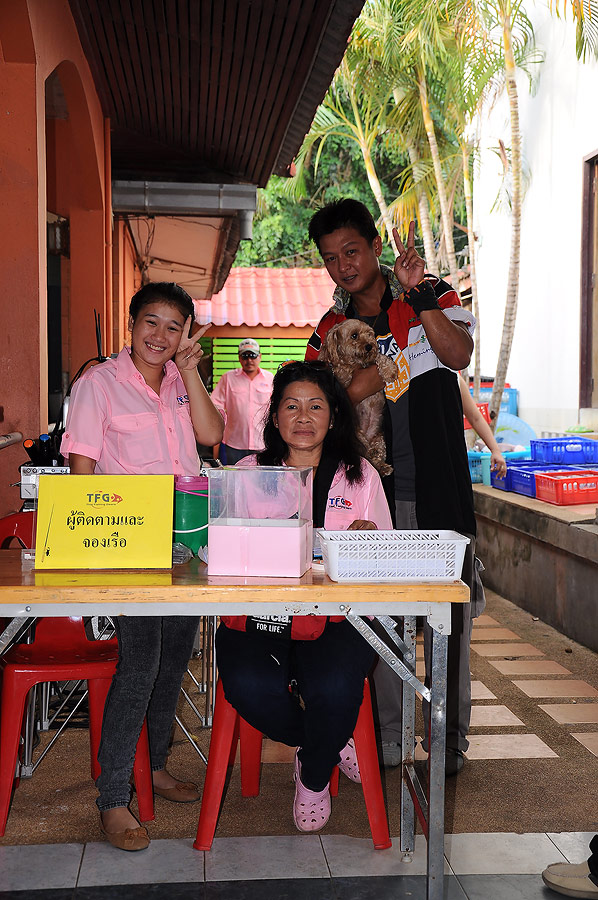 เรียบร้อยจากไหว้พ่อปู่เจ้าก็เข้ามาที่จัดงานเลี้ยงเลย เจอเจ๊ลัดดาก่อนเลย :grin: :grin: :grin: