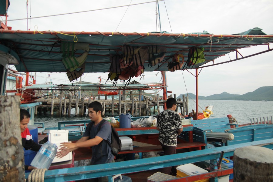 ขนของลงเรือกันก่อน :grin: :grin: