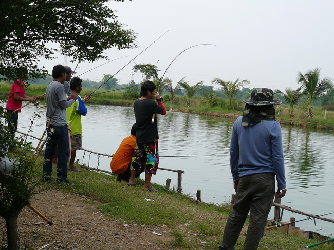 ด้านซ้ายทีมงานพี่อ๊อด อ่างทอง กะลังอัดมาแว้ว :love: :grin: :grin: