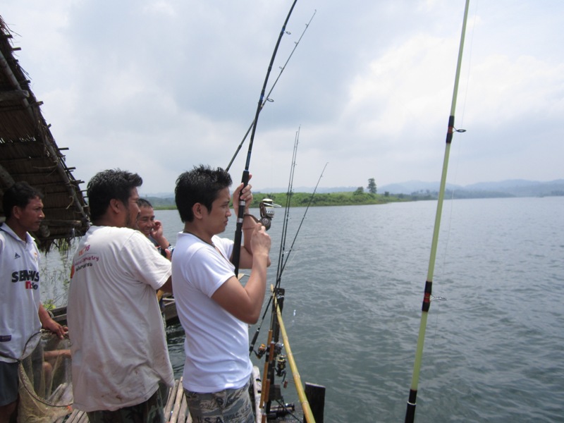  :cheer: ทั้งแพก็มาลุ้นกันว่าปลาอะไรมาได้ครึ่งทางแว้ว  :cheer: :grin: