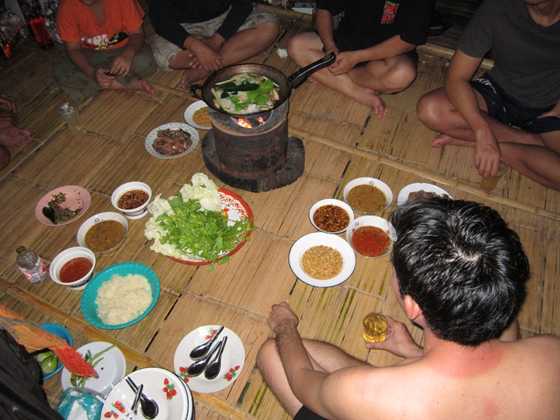  :cheer: อีกสักรูปละกันครับ ก่อนน้ำเดือดน้ำจิ้ม3อย่างซีฟู้ด หวานถั่วลิสง ตามด้วยน้ำจิ้มเต้าเจี้ยว  :