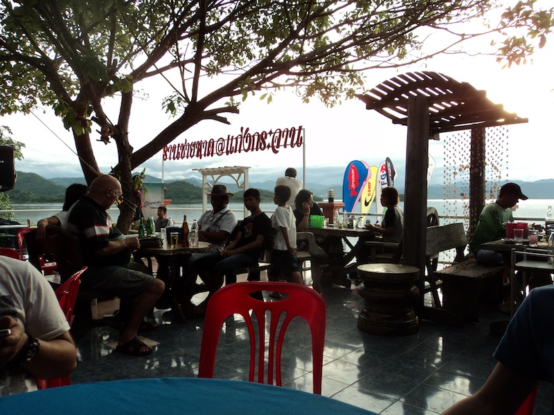 [b] คนเยอะมากครับงานนี้...บรรยากาศก็สุดยอดจริงๆ :grin: :grin: