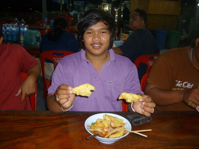 แวะกินเตี๋ยว ดูพี่โทน เขาใส่เกี๊ยวมาให้ กลัวเราไม่อิ่มมั๊ง เราก็ไม่สบาย คันคอ กลับถึงบ้าบไอแทบตาย :w