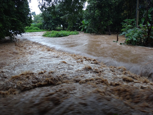 ด่านแรกครับ น้ำป่า มาเฉยคนแถวนั้นบอกว่า ฝนตกตั้งแต่บ่ายวันพฤหัส บ่ายๆไม่รู้จะหยุดไหลไหม 

อ่าวซวยล