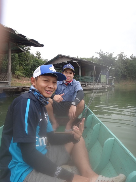 เที่ยง กว่าๆนะครับ กว่าจะได้ลงเรือ เอาน่ายังพอมีเวลา ปลอบใจตัวเอง