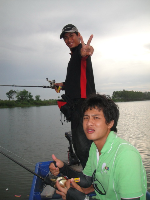 พอวิดน้ำในเรือเสร็จก็ออกเรือ ตีตามกอหญ้า กอไม้  แต่ก็เงียบครับ