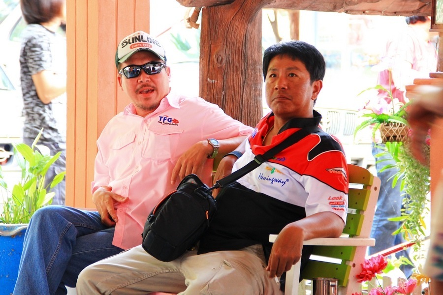 ส่วนสองคนนี้ ความหล่อกินกันไม่ลงจริงๆ  พี่เจี๊ยบ กับ ลูกพี่ของเอ คร้าบบบ  :grin: :grin: :grin: