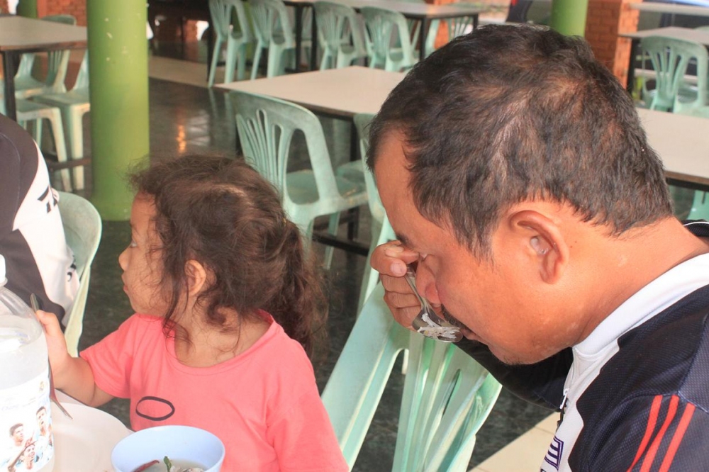  [b]ระวังก่างติดคอนะพี่[/b] :laughing: :laughing: :laughing: :laughing: [b]ปลาสวายทำไรกินอะเรียกด้วย