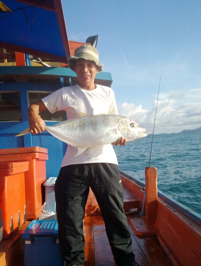 ลุงไหวบอกยังไม่เคยได้ปลามงเลยขอถ่ายรูปคู่กลับมานจักหน่อย จัดไปครับ 1 2 หล่อคราปป
:laughing: