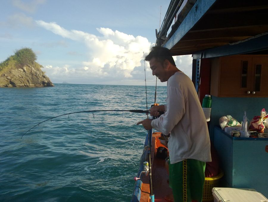 ท้ายเรือเป็นน้ากวางยังคงตกปลาหน้าดินอยู่ครับ
เงอ....นี้เขาจะมาตกแต่หน้าดิน.เรอ.นี้แล้วมาดูกันครับป