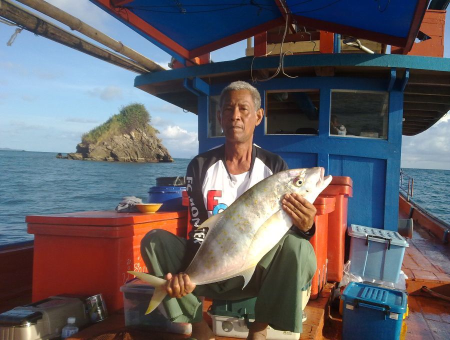 มาว่ากันต่อเรืองลุงจรูณ ครับตอนแรกลุงแกถ่ายรูปแกใส่เสื้อสีแดงแกบอกว่าเดียวขออีกรูปแล้วแกก็ถอดเสื้อสี