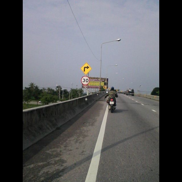 หลังจากนั้นก็ขึ้นสะพานนะครับเพื่อที่จะไปเส้นเพษเกษม กันต่อเลยคราบ :grin: :grin: :grin:
รอกันบ้างครั