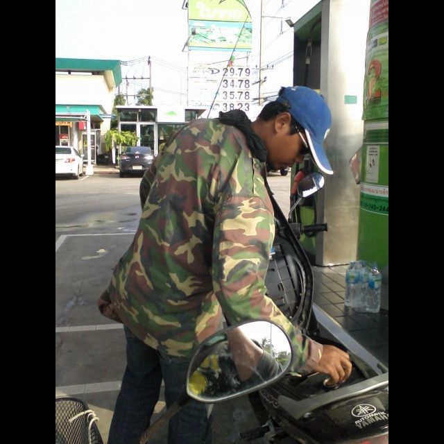 หลังจากที่อิ่มท้องกันแล้วรถก็เหมื่อนกันนะครับ  ไม่งั้นถ้าน้ำมันหมดรับรองว่ามันไม่พาเราไปใหนแน่ :grin