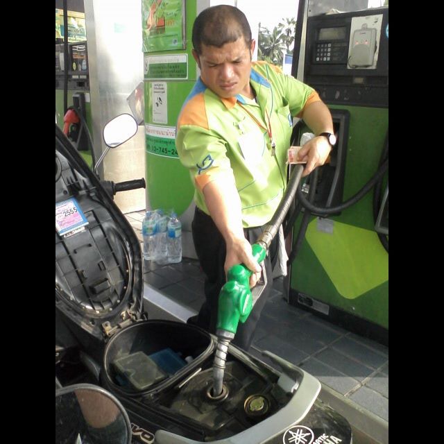 เต็มถังเลยนะครับน้อง...100เดียวพอ :laughing: :laughing: :laughing: :laughing: :laughing: