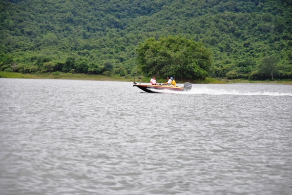 เรากำลังวิ่งไปหน้าวัดกันเราก่อเจอเรือลำนี้วิ่งออกมา นั้นมาเรือน้าโม่งนี่ว่า น้าๆๆสวัสดีก๊าฟ :laughin