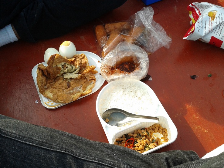  [b]ข้าวเช้าก่อน กินกันง่ายๆ แต่ท่ามกลางบรรยากาศแบบนี้อะไรก็อร่อย[/b] :umh: