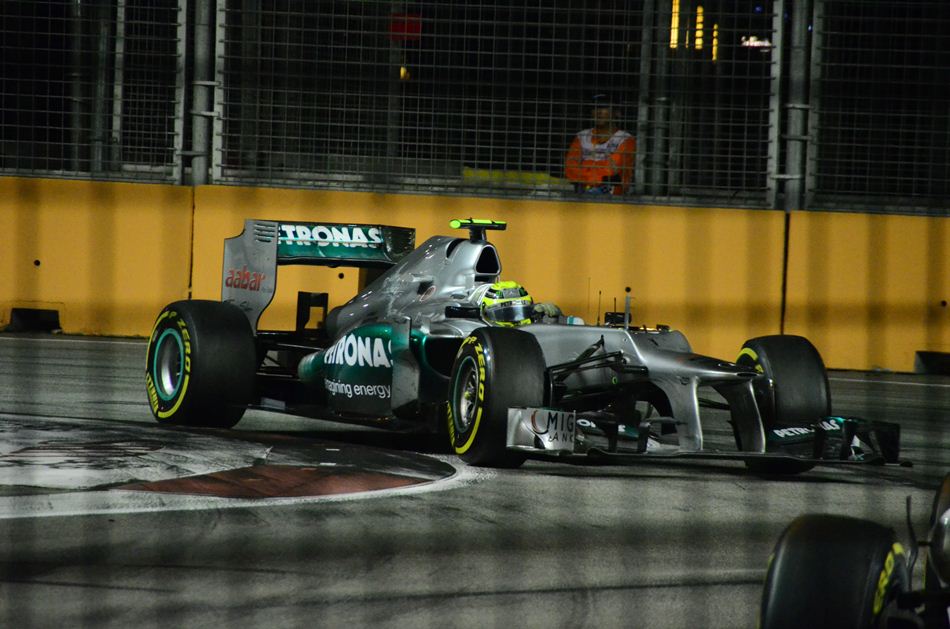 เพื่อนร่วมทีมน้าชู  NICO ROSBERG คันของน้าชูโฟกัสไม่ทันเอาคันนี้แทนนะครับ