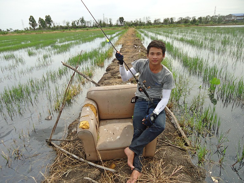  :grin: :grin: :grin:   ใครช่าง..ลงทุน แบกโซฟาเก่า เข้ามาในนา เอาไว้นั่งตกปลา ซะด้วย  !!!   :laughin