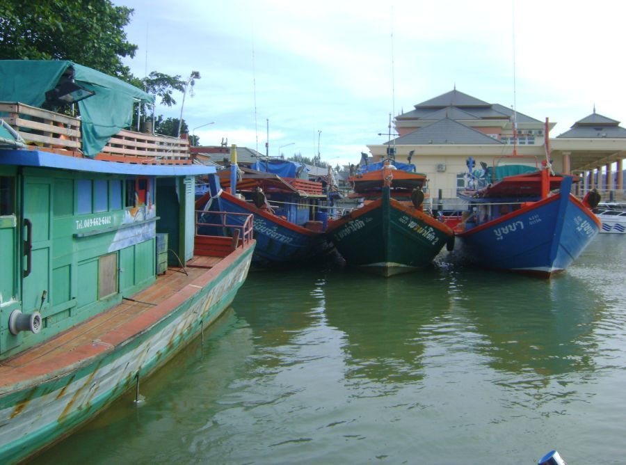 เดินทางจากหาดใหญ่มาถึงท่าเรือปากบารา เย็นแล้วครับ รอบนี้เราออกไปปั่นเหยื่อกันเองครับเพราะว่าก่อนหน้า