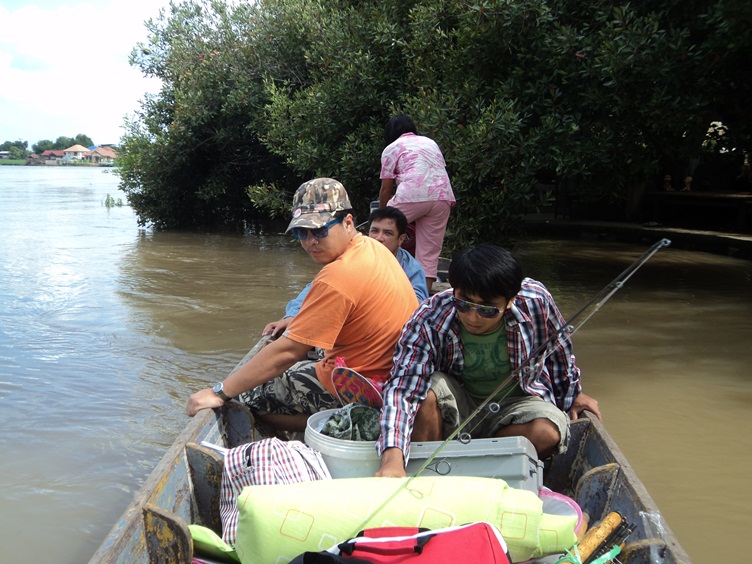 จะไปกันแล้ว ปล่อยให้สาวๆรอไปเที่ยว2 เที่ยวแรกของเยอะเต็มเรือแล้ว :grin: