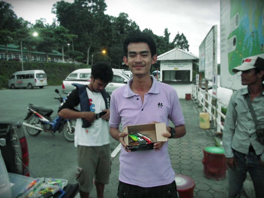 แต่ของผมT_Tเอามาเป็นคันรถสิบล้อ แต่ขอโทษครับกล่องเหยื่อผมแพงที่สุด!! :laughing: :laughing: :laughing