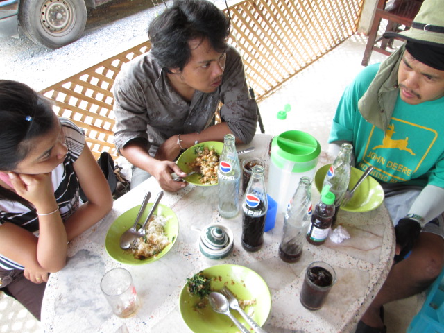 ก่อนกลับเเวะกินข้าวก่อนคับพรุ่งนี้มากันใหม่ดีกว่า :love: :love: :love: :laughing: :laughing: :laughi