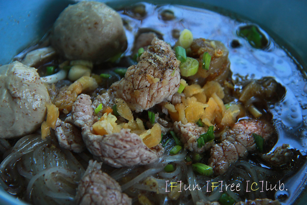 

ก๋วยเตี๋ยวตอนเที่ยงๆแดดปรี้ยงๆมันชามละ 30 มันอร่อยกว่ากินในห้างชามละร้อยมากมายเลลยครับ     :laug