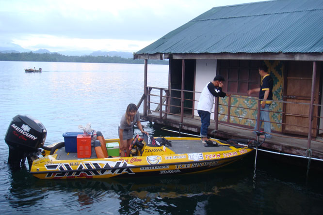 



เรือพระที่ไหนมารับบิณฑบาตรเนี่ย มีสีกามาด้วยหลวงพ่อแปร๊ะ     :laughing: :laughing: :laughing