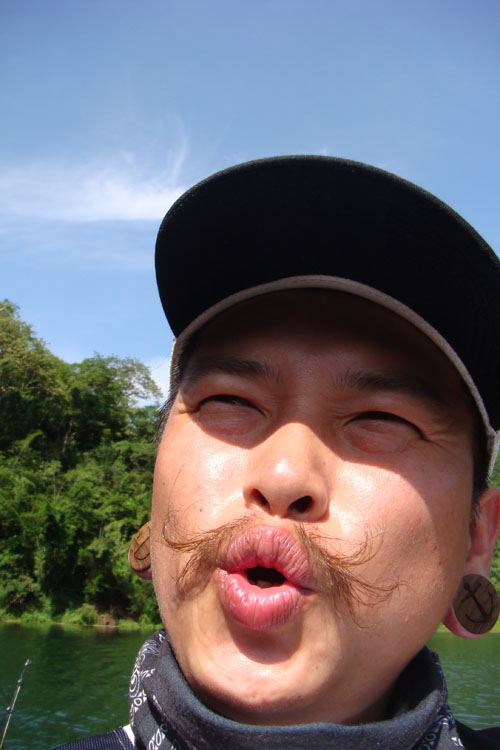 


แดดร้อนจังฮู้ กำนันตาชักลาย เต้าปูปลา เอ้ย !! กินปูกินปลาดึกไปหน่อย   :laughing: :laughing: :l
