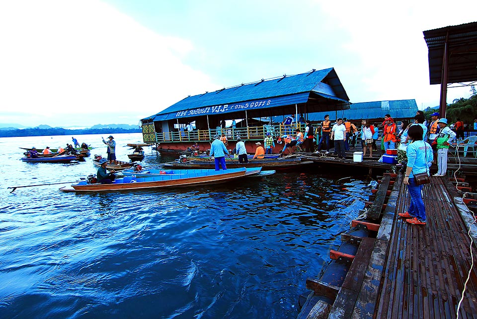  [b]นักกีฬาเตรียมลงเรือกันแระ...เดี๋ยว อ่ำก้อต้องลงกับเขาบ้าง..แต่ตอนนี้..ยังหาเรือตัวเองม่ายเจอ..เอ