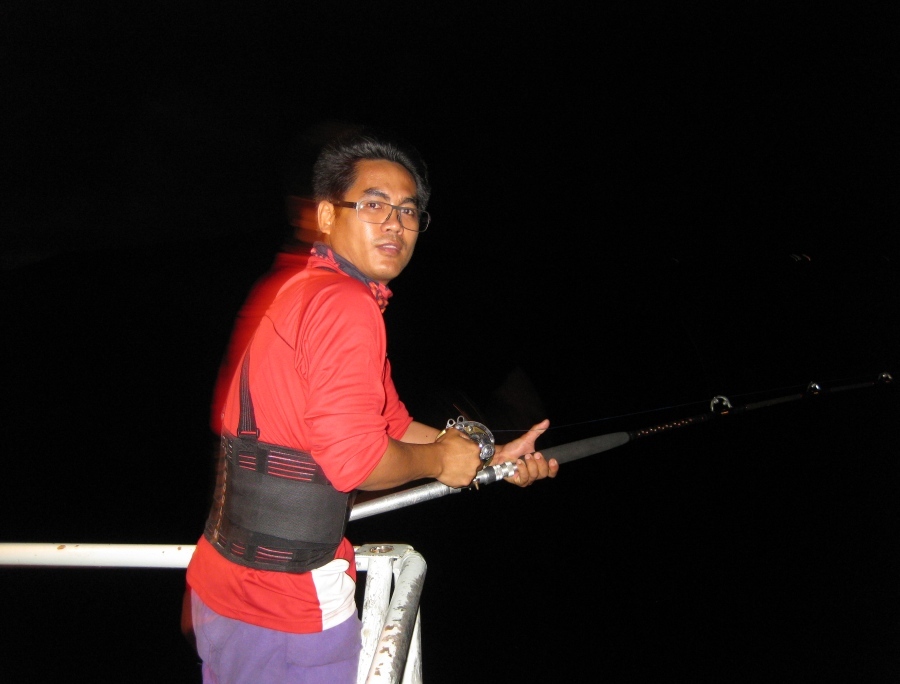 พี่รักษ์แกเดินไปเก็บสายท้ายเรือเพื่อเช็คเหยื่อ 

พี่รักษ์ - กี้ ไมมันหนักจังวะ

กี้ - ตะกั่วตั้ง