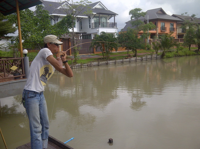 เป็นภาพใน 2-3 วันที่ผมได้ไปตกมาครับฝนฟ้าตกทุกวัน ตกพอหอมปากหอมคอครับ หลังจากตกปลาซ่งวันนั้นมีปลา ยี่