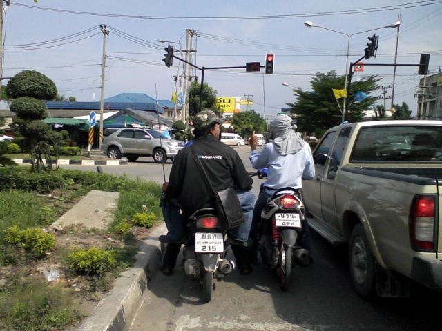 แยกไฟแดงแถวบางเลน     พอดีว่านัดกับน้าโจ้ที่นี้  แกดันแว้นมาก่อนคราบ แกบอกว่าจะรีบมาดักปลาโดกลางทุ้ง