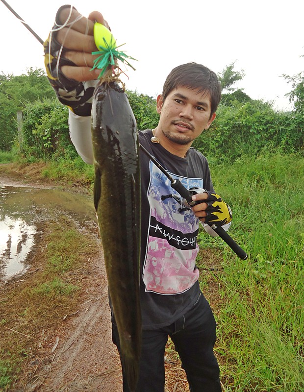 เยี่ยมไปเลย "โครงการปลาตัวแรก" ของทริปนี้ ครับผม !!!   :laughing: :laughing: :laughing: