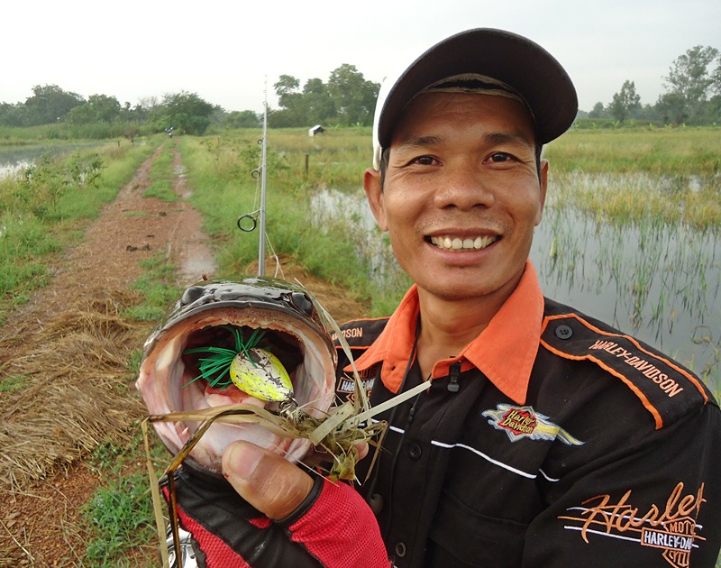 พี่ทุย..กับ  [b]"โครงการปลาตัวแรก" [/b]  ไซด์ พี่ Big ...   :cool: :cool: :cool:

 :rose: :rose: