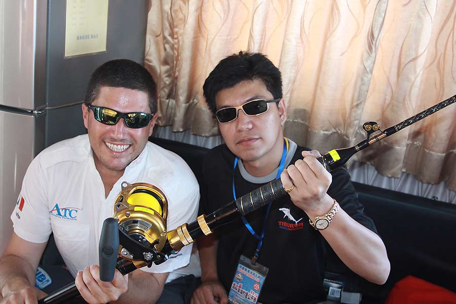 ผิดตัวเปล่า ถือทีผมตัวเล็กไปเลย :grin: :grin: :laughing: