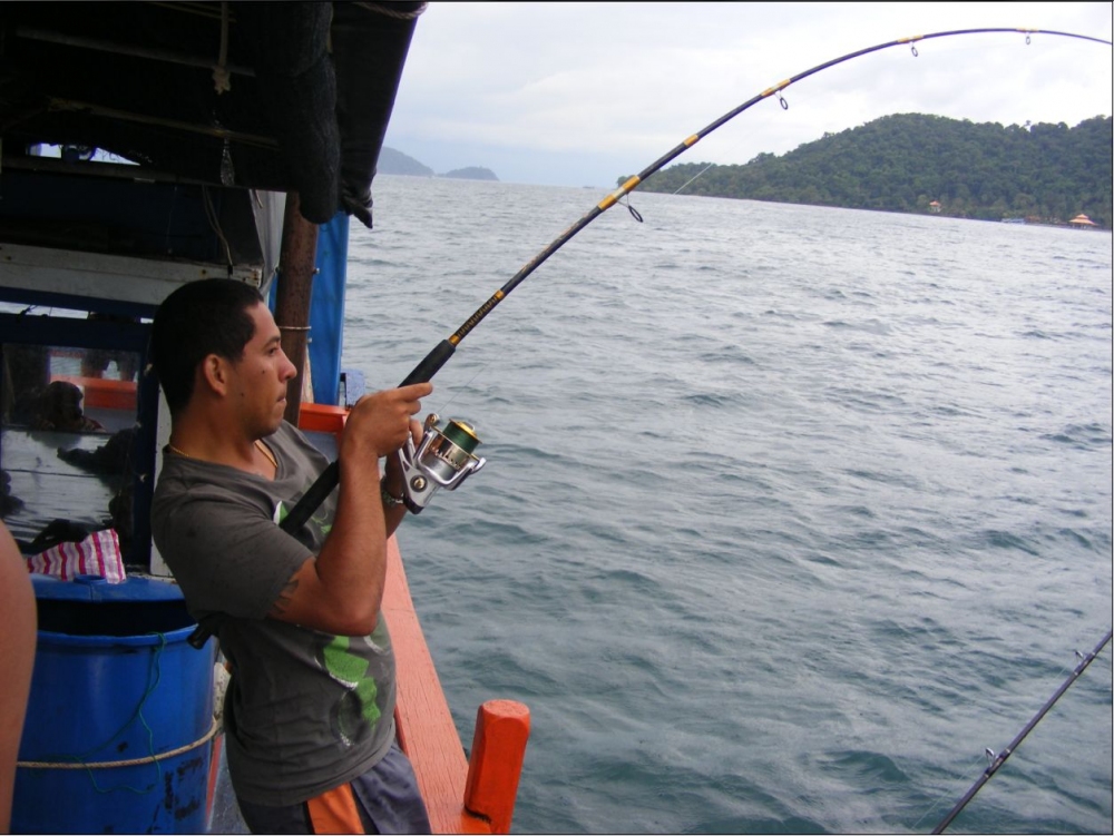 จากหัวเรือ น้าแซมถูกปลาดึงมากลางเรือ จนวนรอบลำเรือ วนอยู่เกือบยี่สิบนาที เริ่มร้องหาคนช่วย 