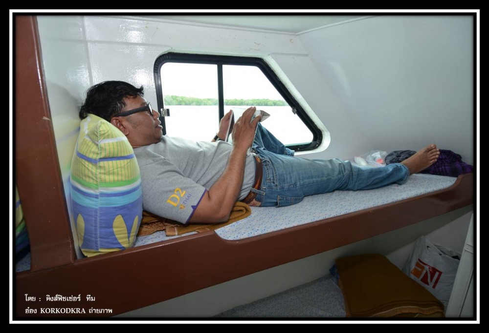 บังพล...กำลังเล่น Face book  ผ่าน I pad  อยู่ครับ :laughing: