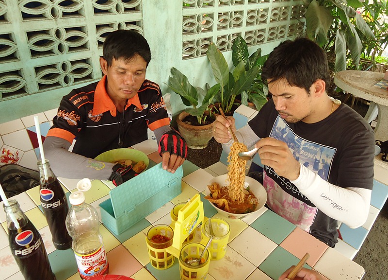 เอ้า 2 คนนี้  กินเยอะๆ จะได้มีแรง ครับผม !!!   :laughing: :laughing: :laughing:

 :cheer: :cheer: 