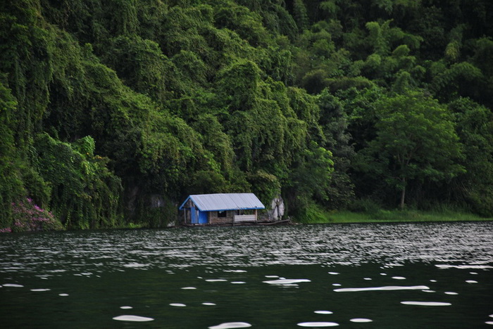 ขับเรือกันไปประมาน 45 นาที ท่านประทานบอกว่า จะเข้าหมายไหนดี เลยต้องแว๊ะ ถามสหายเก่าซะน่อยว่าหมายไหนป